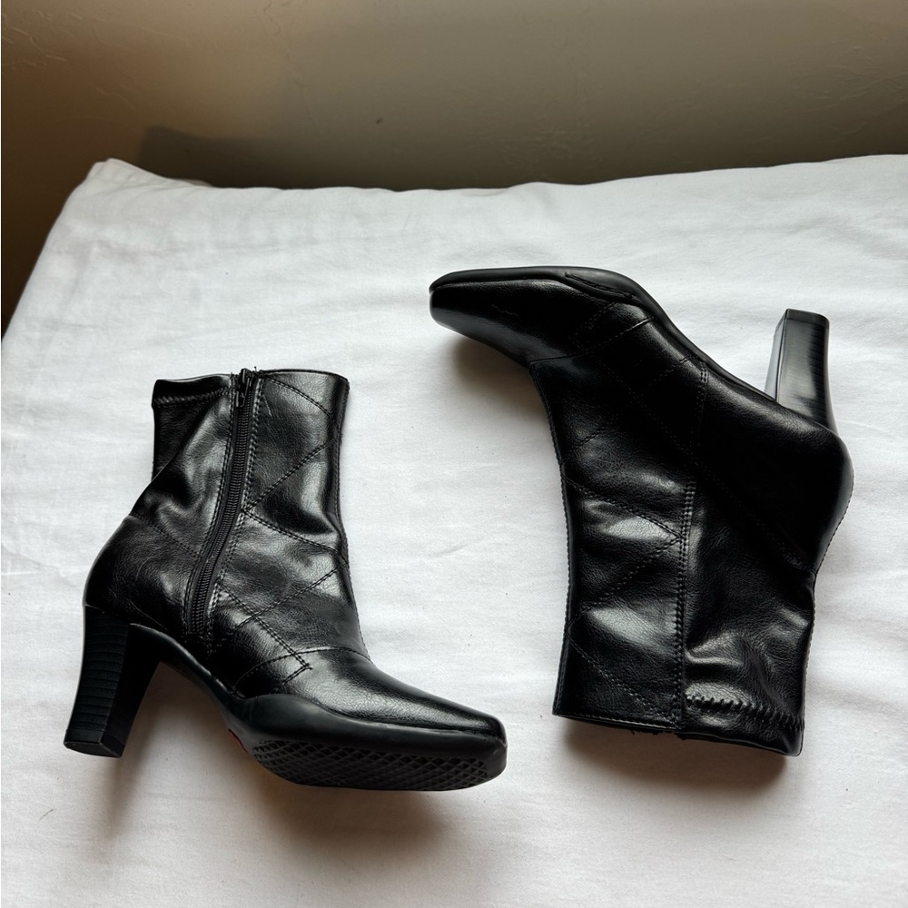 Aerosoles Black Square-Toe Ankle Boots Size 6